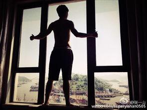 半裸搞笑照片,笑出腹肌的瞬间回顾