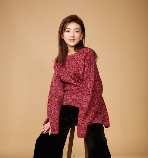 演员梁洁生活照