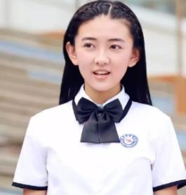 演员梁洁生活照