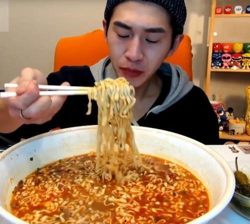 吃方便面的图片